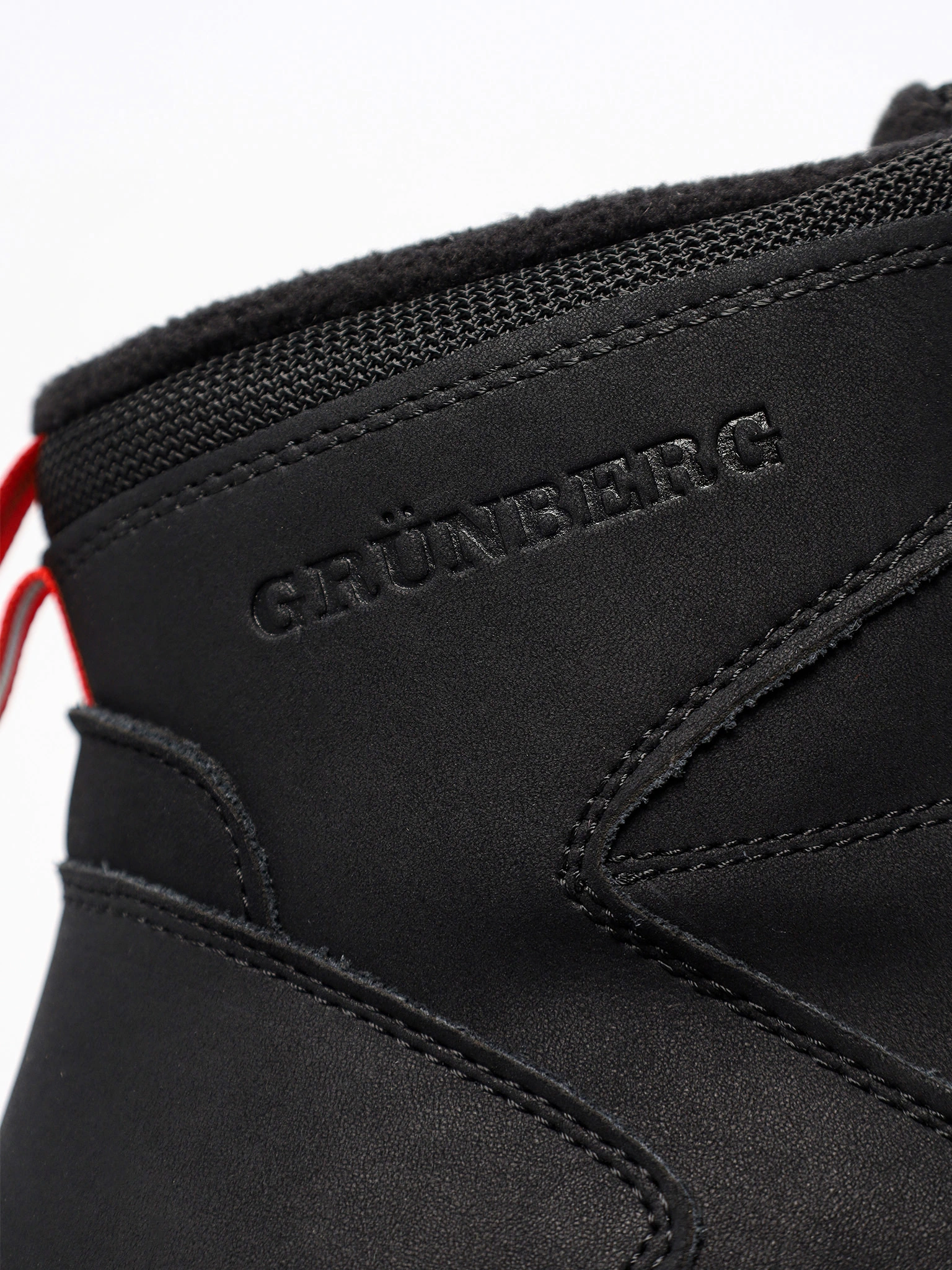 Ботинки черного цвета на средней рельефной подошве